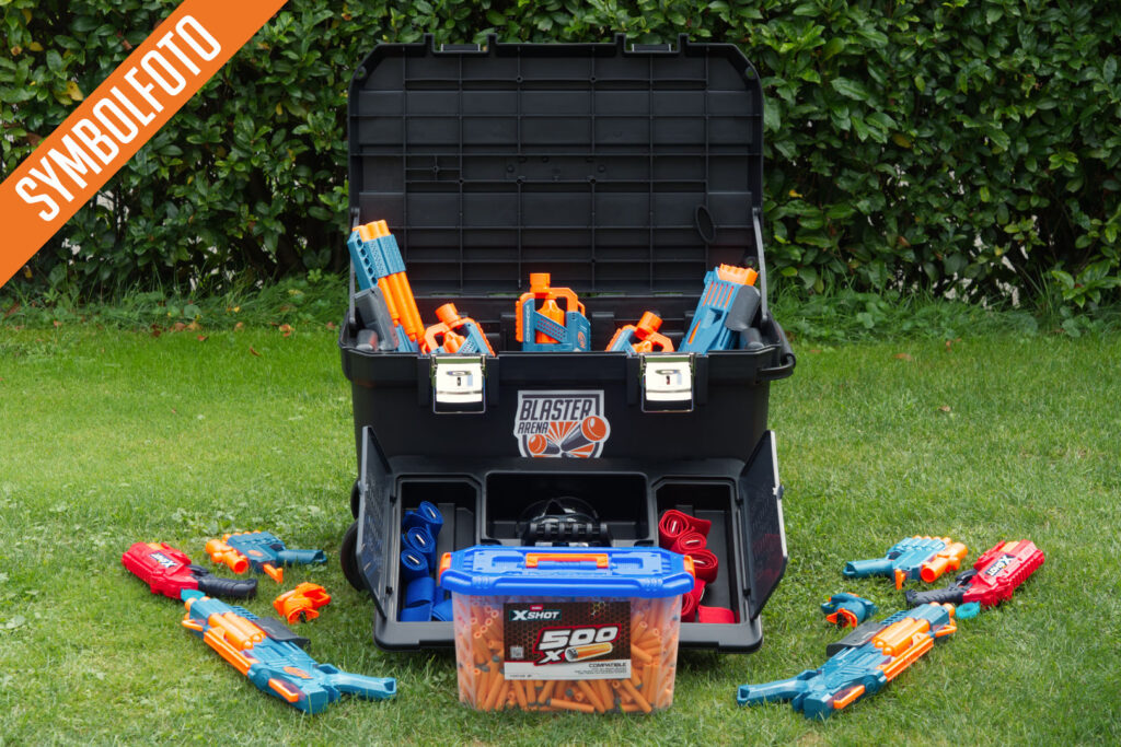 Die Blaster Arena Battle Box - gefüllt mit verschiedenen Blastern und Equipment für outdoor Blaster Spaß!