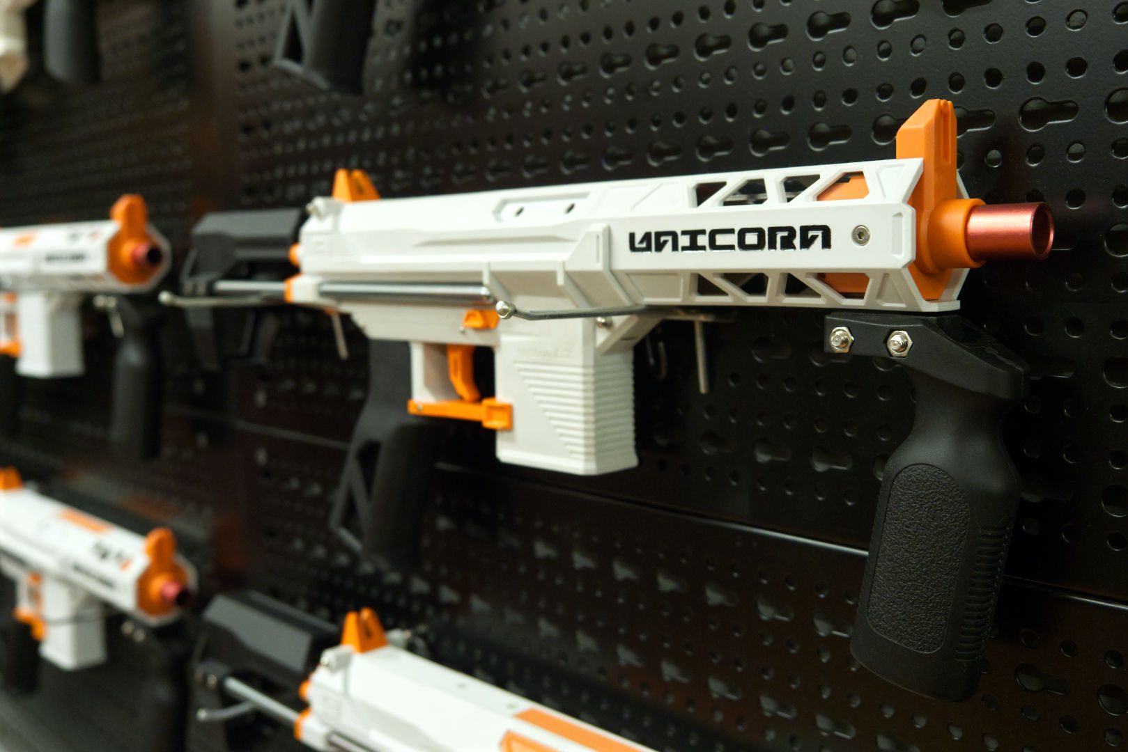 Ein weißer Unicorn Blaster unserer 16+ Equipment-Wall im Detail.