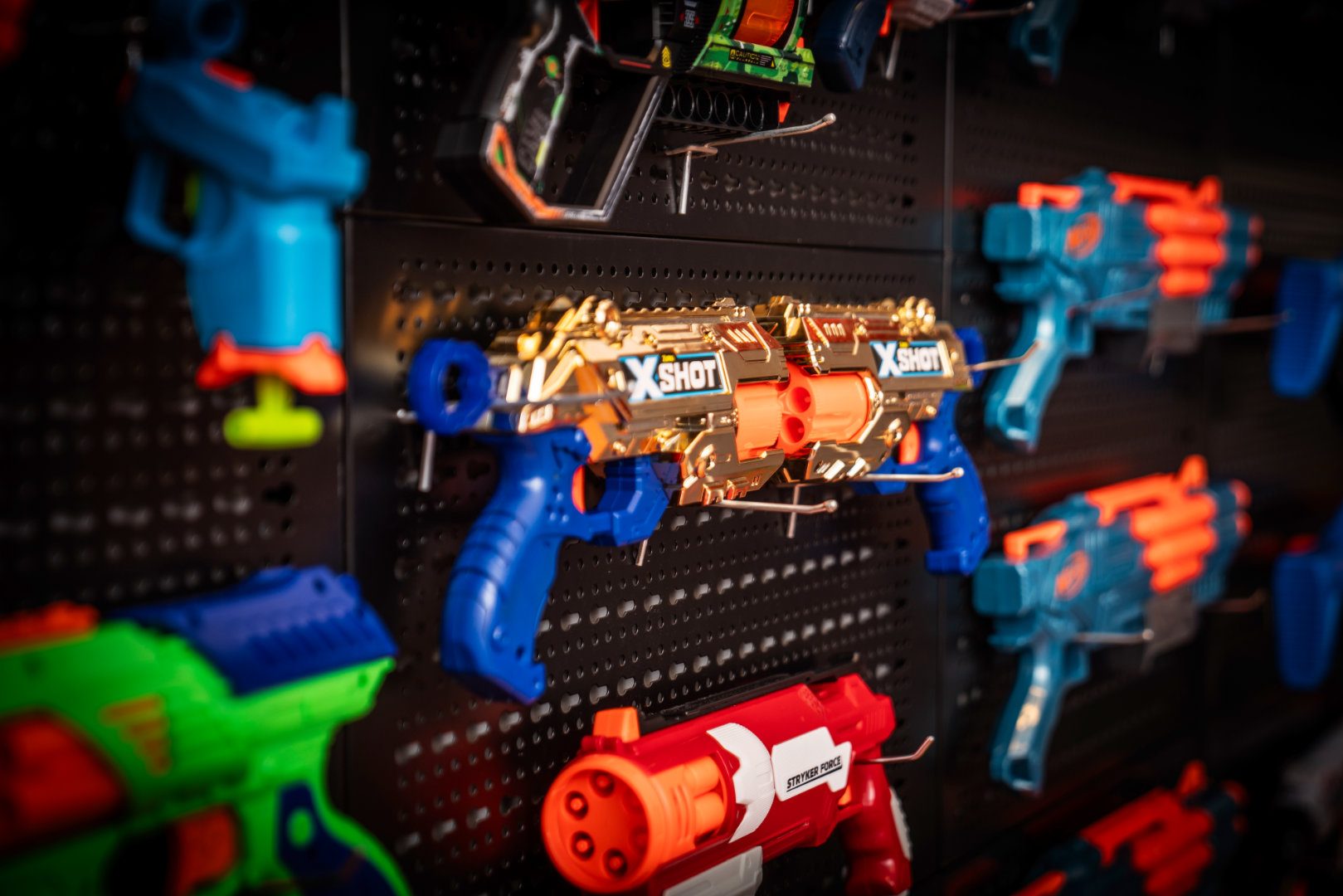 Zwei goldene Blaster unserer Equipment-Wall im Detail.
