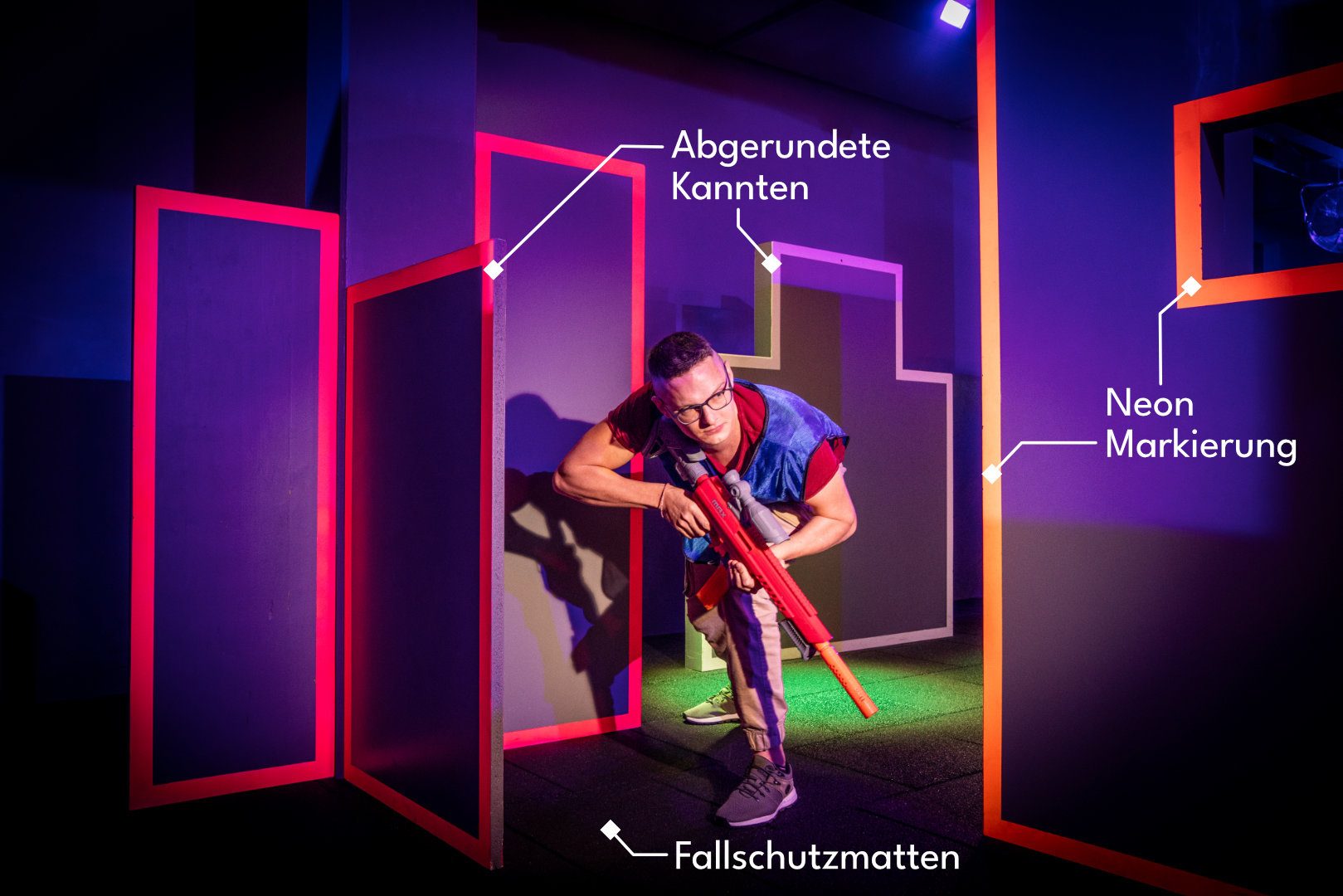 Die Blaster Arena Sicherheitsmerkmale im Detail gezeigt: Abgerundete Kannten, Neon Markierungen und Fallschutzmatten.